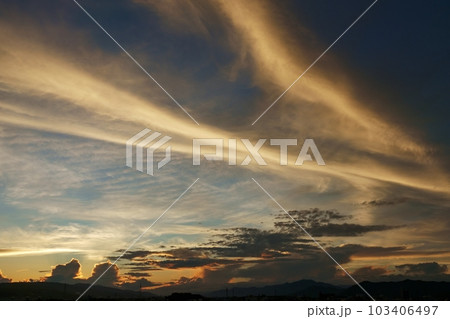 神秘的に朝焼けした夏の夜明け空・空主体・220730am 神秘的に朝焼けした夏の夜明け空・空主体・220730am 103406497