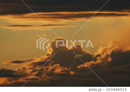 神秘的に朝焼けした夏の夜明け空・望遠・空主体・220730am 神秘的に朝焼けした夏の夜明け空・望遠・空主体・220730am 103406523