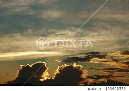 神秘的に朝焼けした夏の夜明け空・望遠・空主体・220730am 神秘的に朝焼けした夏の夜明け空・望遠・空主体・220730am 103406576