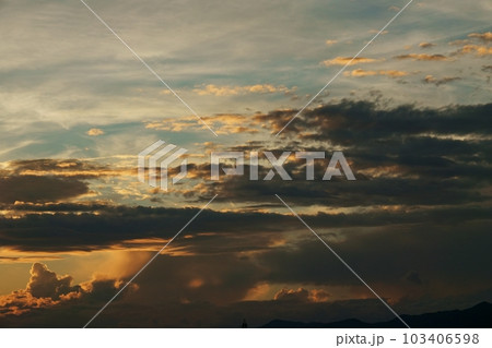 神秘的に朝焼けした夏の夜明け空・望遠・空主体・220730am 神秘的に朝焼けした夏の夜明け空・望遠・空主体・220730am 103406598