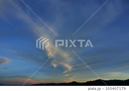 多様な雲が朝焼けした夏の夜明け空・空主体・220730am 多様な雲が朝焼けした夏の夜明け空・空主体・220730am 103407179