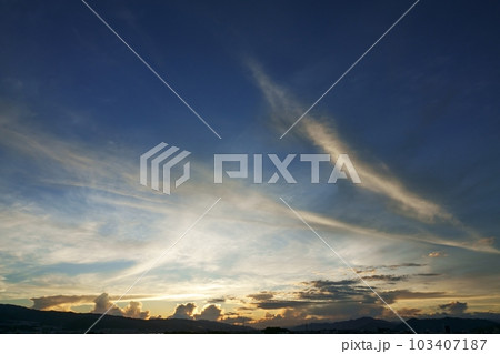 多様な雲が朝焼けした夏の夜明け空・空主体・220730am 103407187