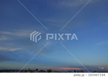 多様な雲が朝焼けした夏の夜明け空・空主体・220730am 103407194