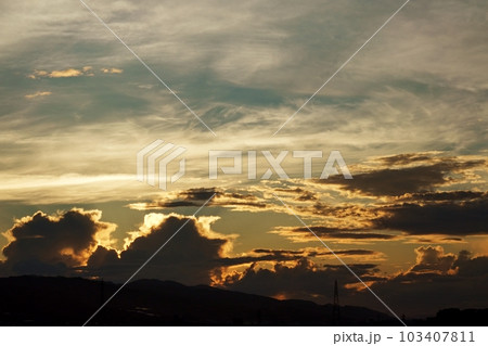 多様な雲が朝焼けした夏の夜明け空・空主体・望遠・220730am 103407811