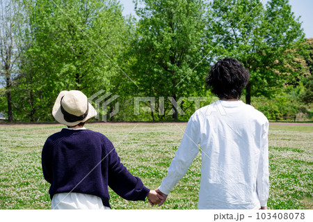 花畑で手をつなぐカップル 花畑で手をつなぐカップル 103408078