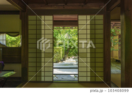 京都　新緑の詩仙堂　額縁庭園 103408099