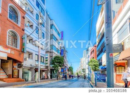 東京世田谷の都市風景 三軒茶屋・茶沢通り 東京世田谷の都市風景 三軒茶屋・茶沢通り 103408186