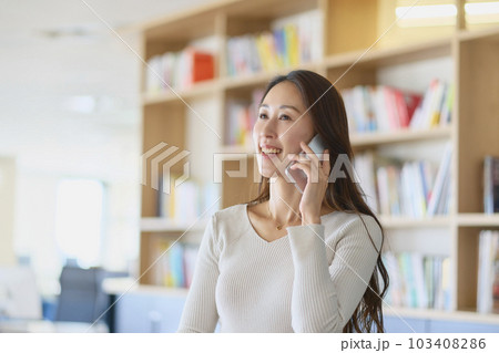 ビジネス　スマートフォン 103408286
