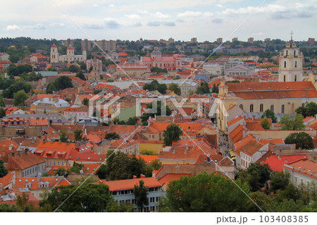 北欧バルト三国リトアニアの世界文化遺産の首都ヴィリニュス歴史地区　ゲディミナス塔から望む旧市街 103408385