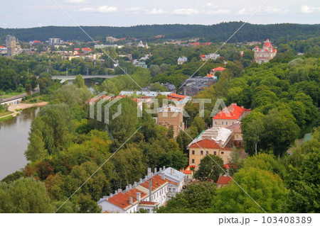 北欧バルト三国リトアニアの世界文化遺産の首都ヴィリニュス歴史地区　ゲディミナス塔から望む旧市街 103408389