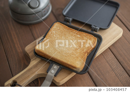 ホットサンドメーカーでホットサンド作り ホットサンドメーカーでホットサンド作り 103408457
