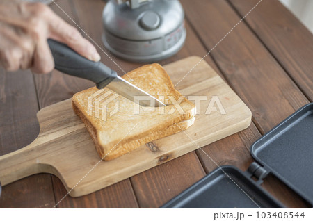 ホットサンドをカット ホットサンドをカット 103408544