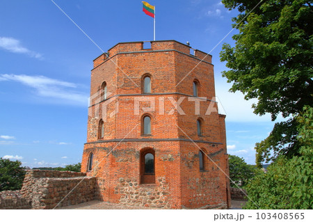 北欧バルト三国リトアニアの世界文化遺産の首都ヴィリニュス歴史地区旧市街　丘の上のゲディミナス塔 103408565