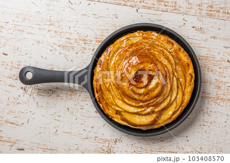 焼きたてアップルパイ　Apple pie 103408570