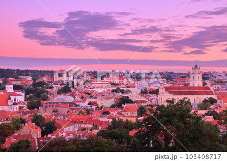 北欧バルト三国リトアニアの世界文化遺産の首都ヴィリニュス歴史地区　ゲディミナス塔から夕焼けの旧市街 103408717