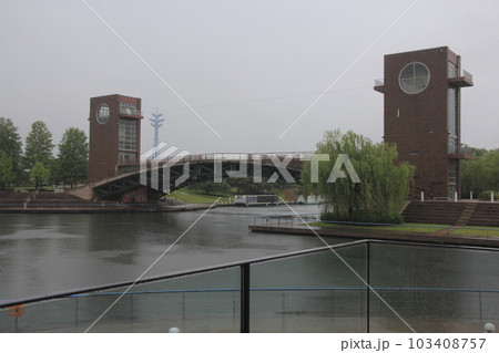 富山市環水公園 103408757
