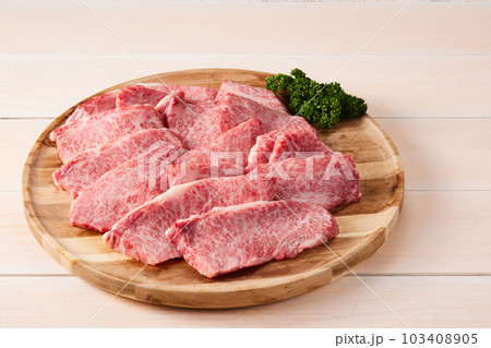 日本のブランド牛、佐賀牛 和牛もも肉のステーキ肉をお皿に沢山盛り付けました。 日本のブランド牛、佐賀牛 和牛もも肉のステーキ肉をお皿に沢山盛り付けました。 103408905