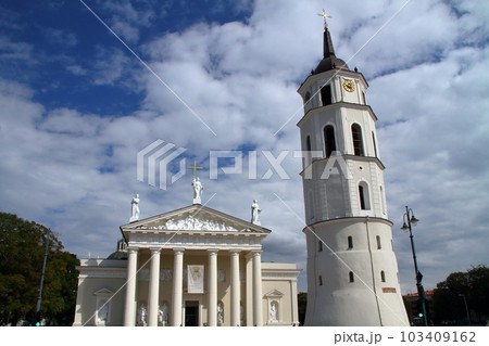北欧バルト三国リトアニアの世界文化遺産の首都ヴィリニュス歴史地区旧市街　ヴィリニュス大聖堂と鐘楼 103409162