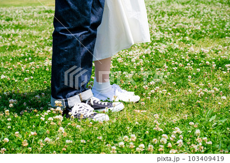 恋愛イメージ（並んで立つカップル） 103409419