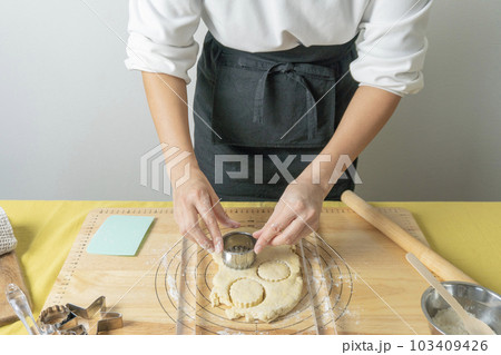 スコーンを焼く休日 103409426
