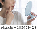 シワのケアをする女性 103409428