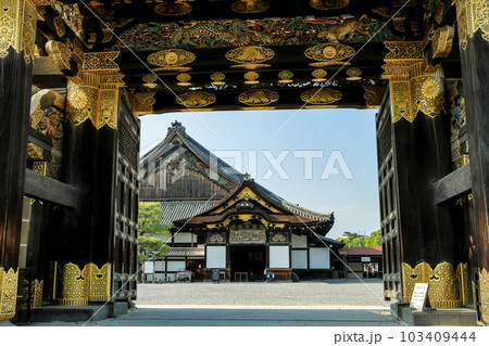 世界遺産　京都　二条城の唐門 103409444