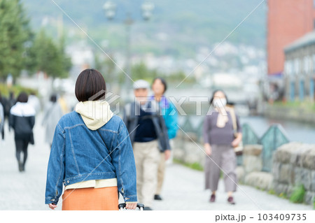 旅行をする女性 北海道観光 小樽 旅行 旅行をする女性 北海道観光 小樽 旅行 103409735