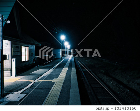 深夜の無人駅ホームと待合室の灯り・福島県大沼郡会津美里町 会津高田駅 深夜の無人駅ホームと待合室の灯り・福島県大沼郡会津美里町 会津高田駅 103410160