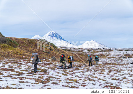 Climbers go to volcanoes 103410211