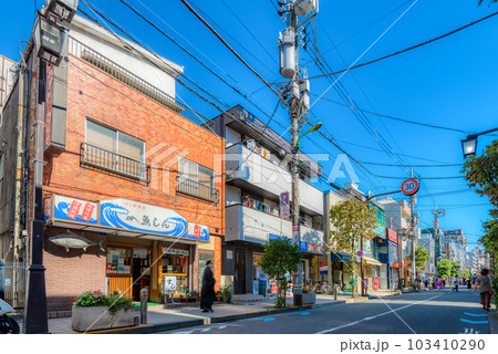 東京世田谷の都市風景 三軒茶屋・茶沢通り 東京世田谷の都市風景 三軒茶屋・茶沢通り 103410290