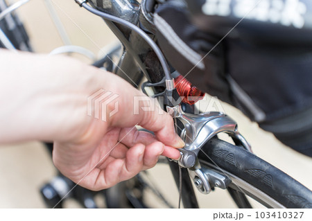 ロードバイクのリアブレーキのクイックリリースレバーの開け締め ロードバイクのリアブレーキのクイックリリースレバーの開け締め 103410327
