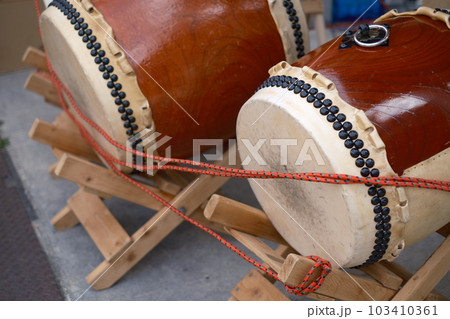 宮太鼓二つを並べて撮影（側面） 103410361