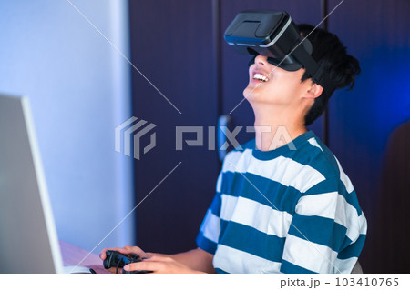 VRを楽しむ若い男性 VRを楽しむ若い男性 103410765