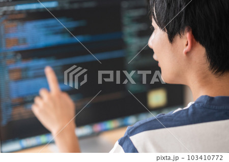 プログラミングを確認する男性ITエンジニア 顔無し プログラミングを確認する男性ITエンジニア 顔無し 103410772