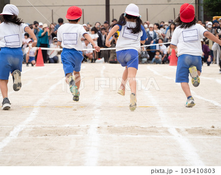 小学校の運動会・徒競走を走る子供の後ろ姿 小学校の運動会・徒競走を走る子供の後ろ姿 103410803