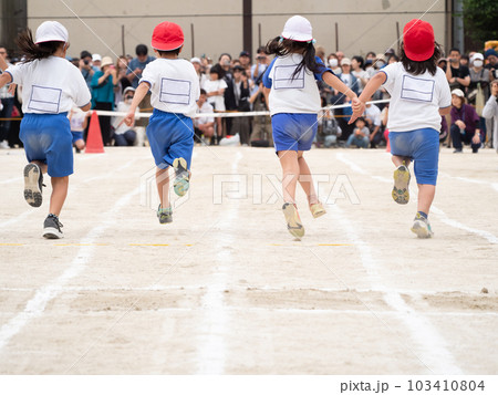 小学校の運動会・徒競走を走る子供の後ろ姿 小学校の運動会・徒競走を走る子供の後ろ姿 103410804