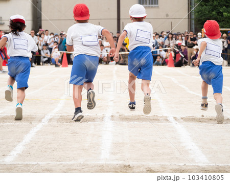 小学校の運動会・徒競走を走る子供の後ろ姿 小学校の運動会・徒競走を走る子供の後ろ姿 103410805