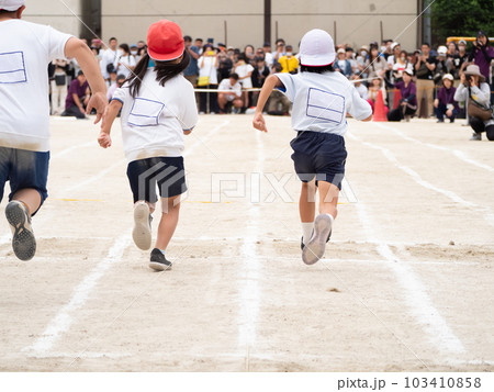 小学校の運動会・徒競走を走る子供の後ろ姿 103410858