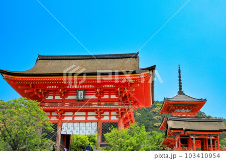 世界遺産　京都清水寺の仁王門 103410954