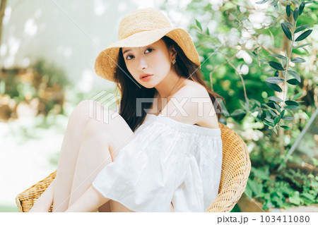 夏の日差しを浴びる若い女性 103411080