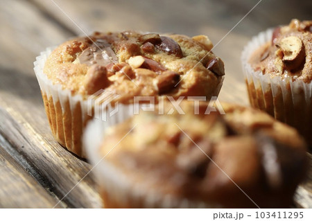 手作りのナッツたっぷりホワイトチョコマフィン 103411295