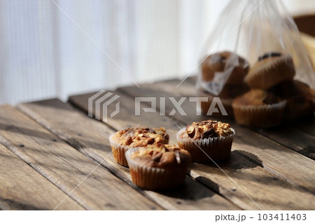 手作りのナッツたっぷり板チョコマフィン 103411403