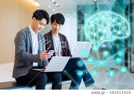 オフィスでパソコンを操作しながら会議をするエンジニア　撮影協力「LINK FOREST」 103411419