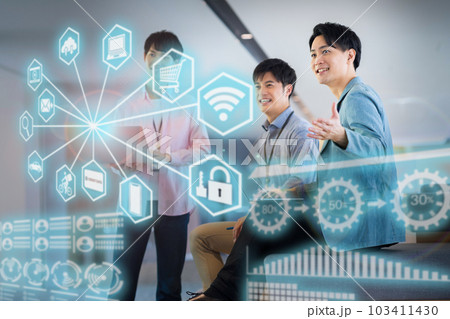 オフィスでパソコンを操作しながら会議をするエンジニア 撮影協力「LINK FOREST」 オフィスでパソコンを操作しながら会議をするエンジニア 撮影協力「LINK FOREST」 103411430