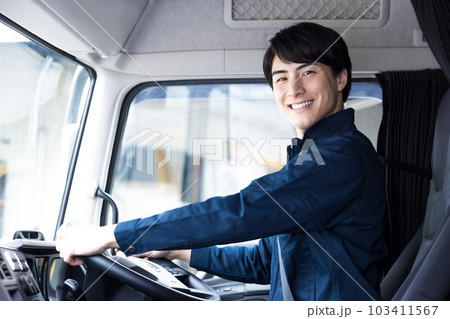 トラックドライバー　運転手のポートレート 103411567