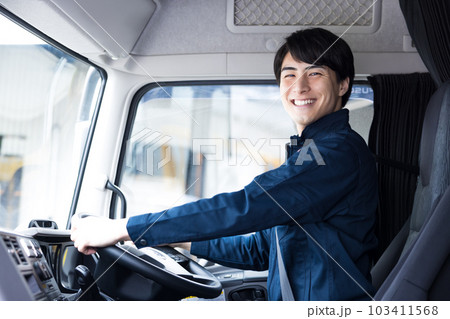 トラックドライバー 運転手のポートレート トラックドライバー 運転手のポートレート 103411568
