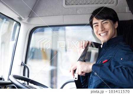 トラックドライバー　運転手のポートレート 103411570
