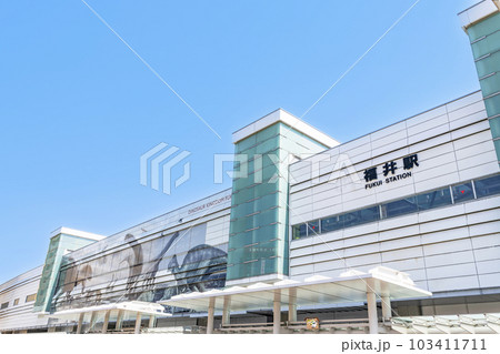 福井県福井市　快晴のJR福井駅西口 103411711