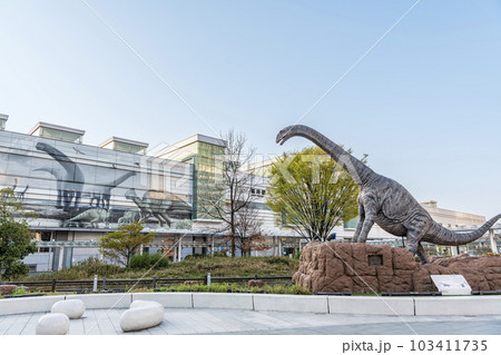 福井県福井市　快晴のJR福井駅西口と駅前にある恐竜広場に置かれた恐竜のモニュメント 103411735
