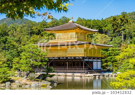 京都の観光名所 金閣寺 103412832